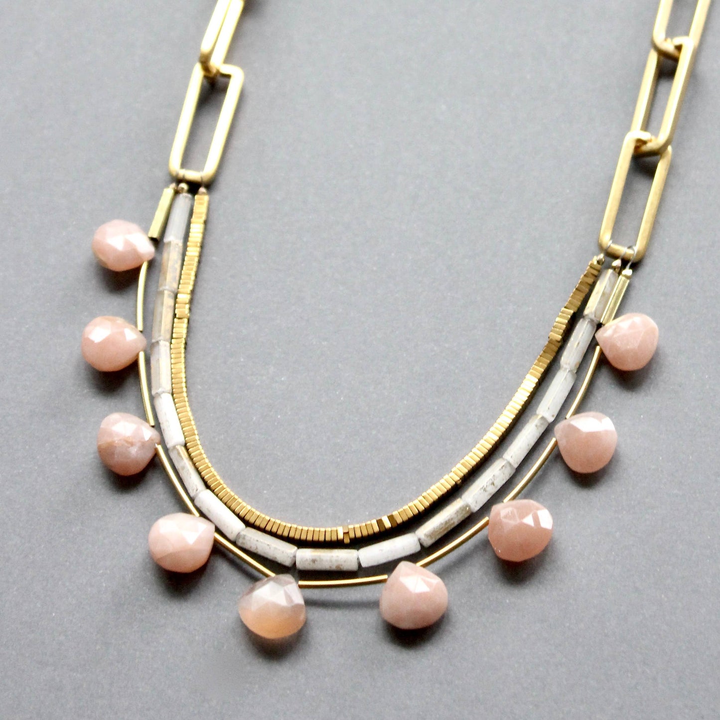 ISL219 Peach moonstone, hematite, and paperclip chain neckla