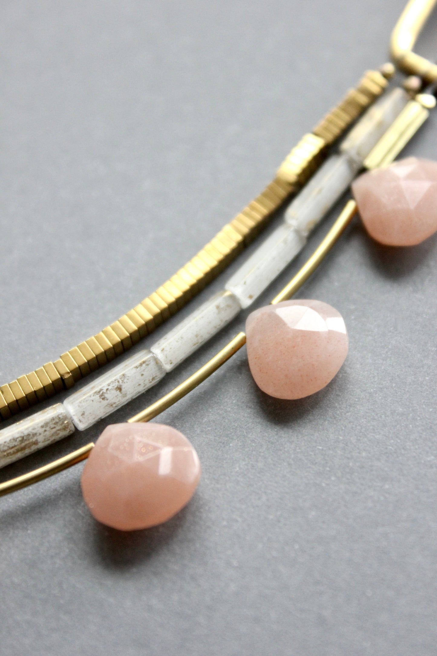 ISL219 Peach moonstone, hematite, and paperclip chain neckla