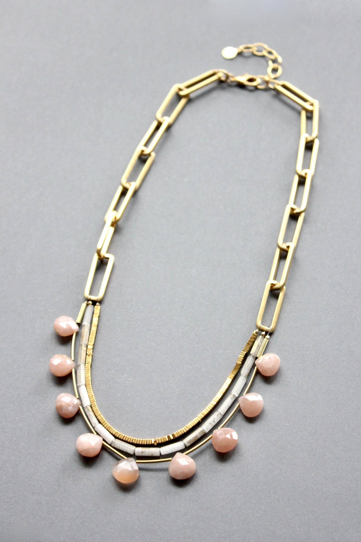 ISL219 Peach moonstone, hematite, and paperclip chain neckla