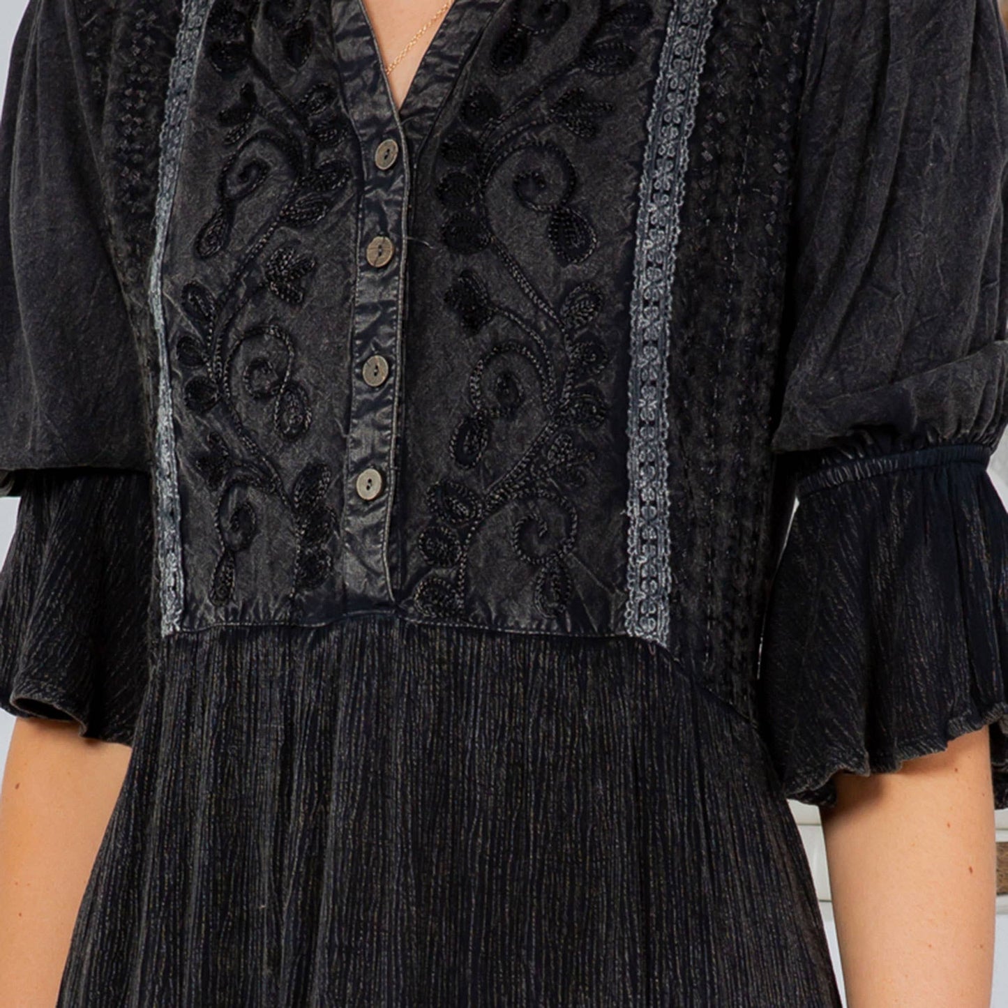 Vintage Romance: Stone-Washed Baby Doll Dress with V-Neck


: Gravel / REGULAR (S-M-L-XL 1-2-2-1)