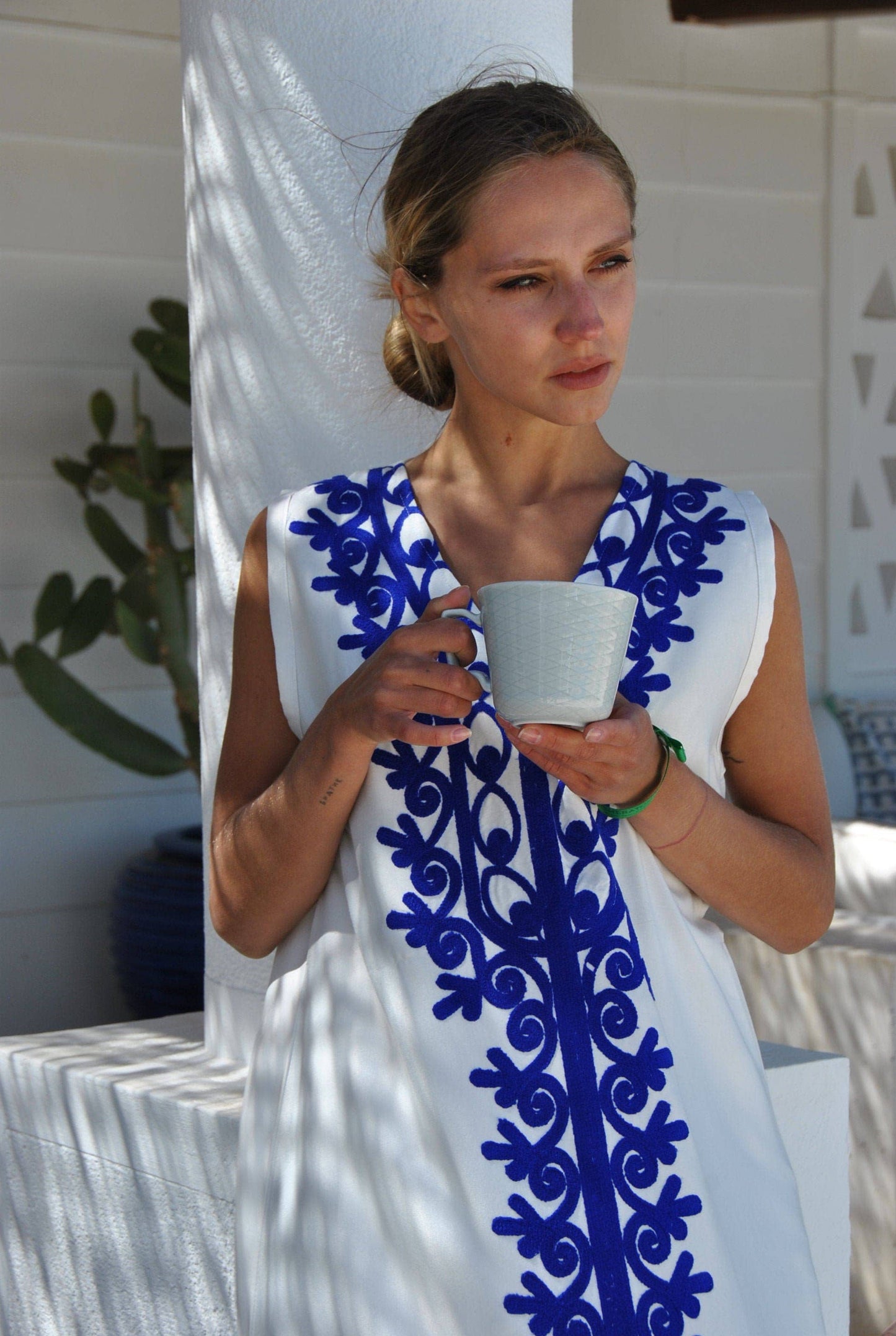 Chic Sleeveless White Embroidered Caftan