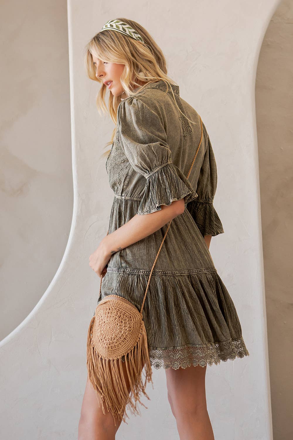 Vintage Romance: Stone-Washed Baby Doll Dress with V-Neck


: Gravel / REGULAR (S-M-L-XL 1-2-2-1)