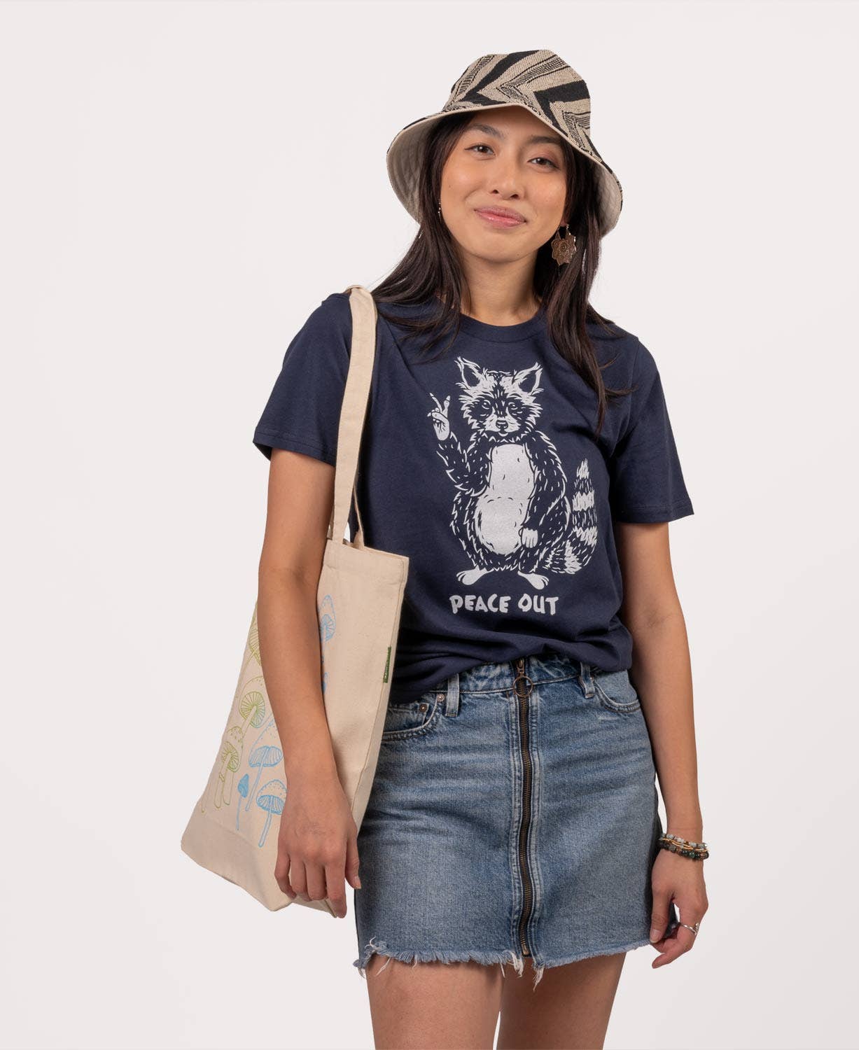 Peace Out Raccoon Organic T-Shirt - Unisex: LG