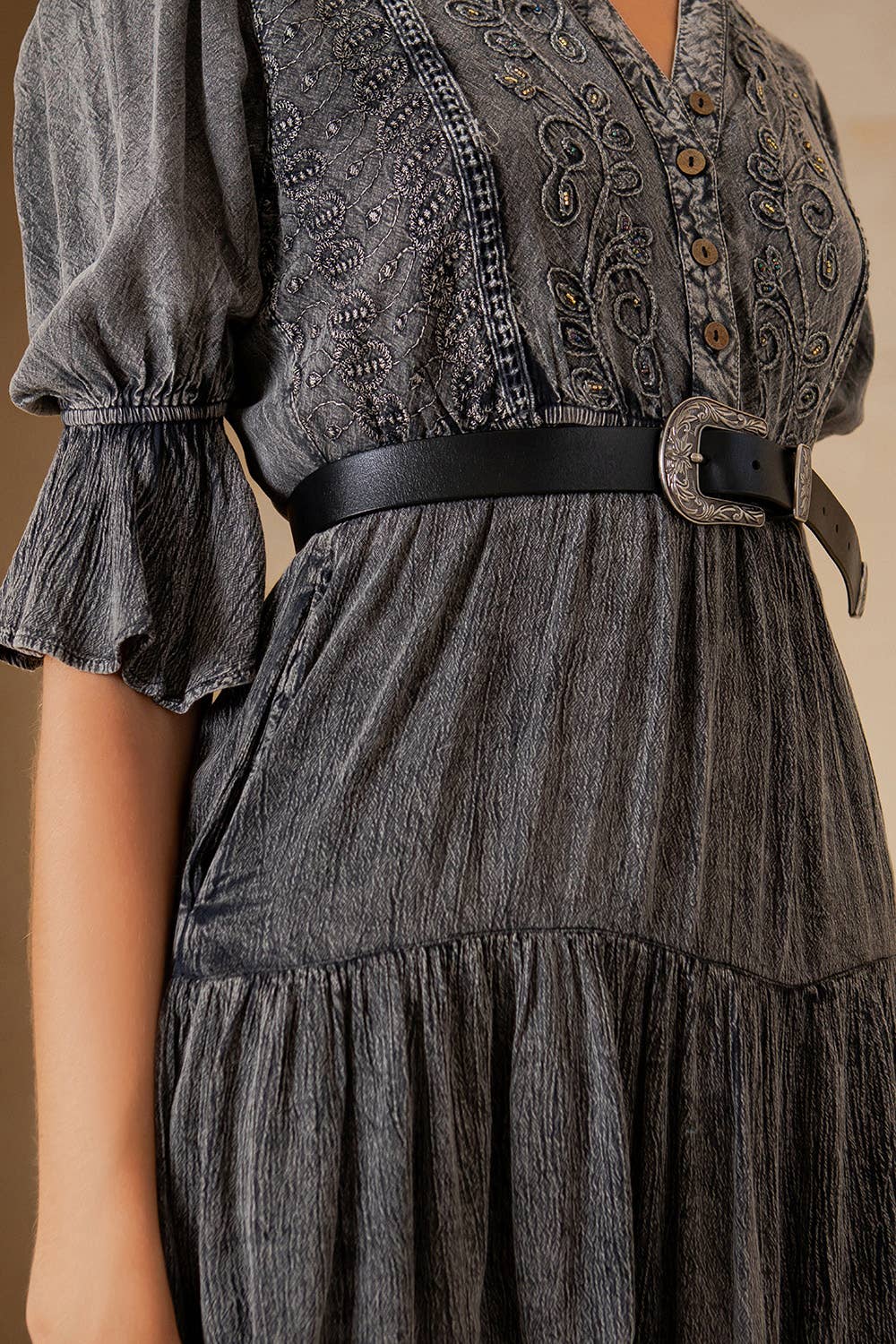 Vintage Romance: Stone-Washed Baby Doll Dress with V-Neck


: Gravel / REGULAR (S-M-L-XL 1-2-2-1)