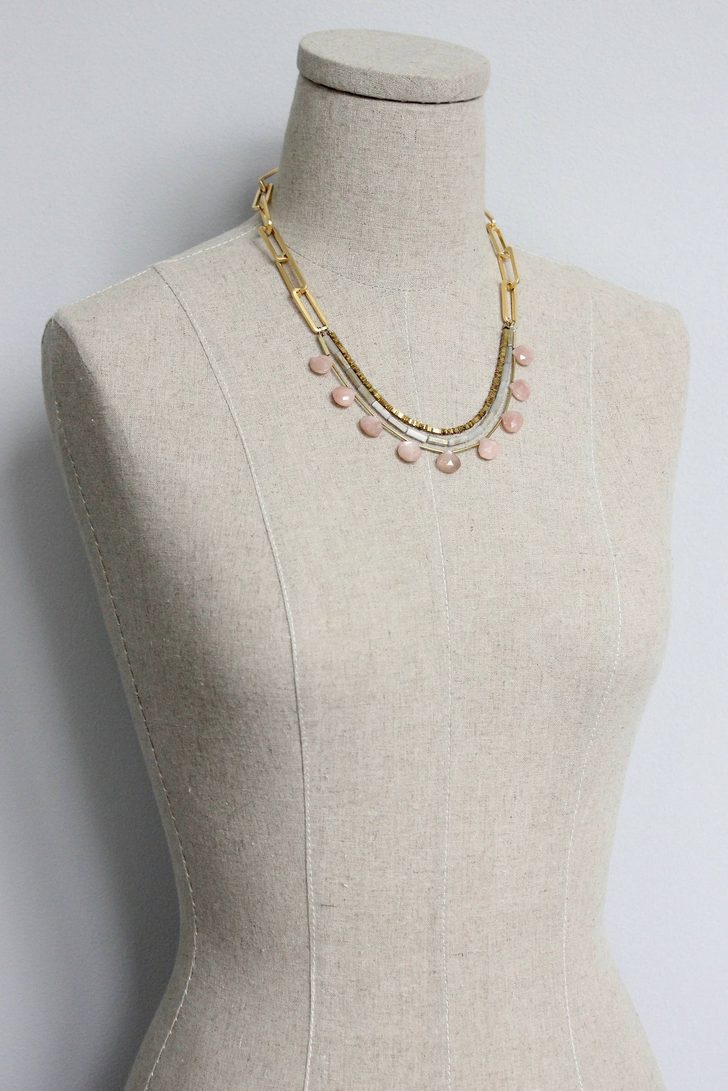 ISL219 Peach moonstone, hematite, and paperclip chain neckla