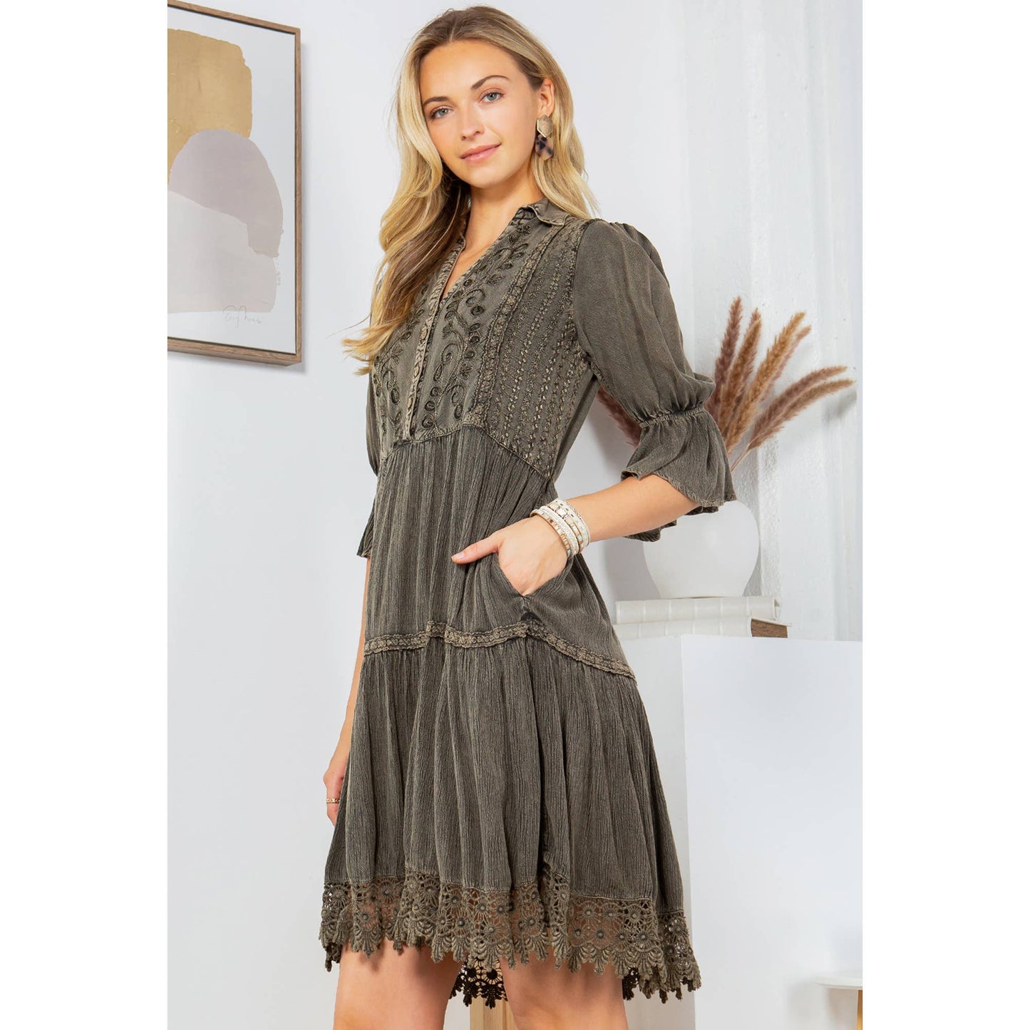 Vintage Romance: Stone-Washed Baby Doll Dress with V-Neck


: Gravel / REGULAR (S-M-L-XL 1-2-2-1)