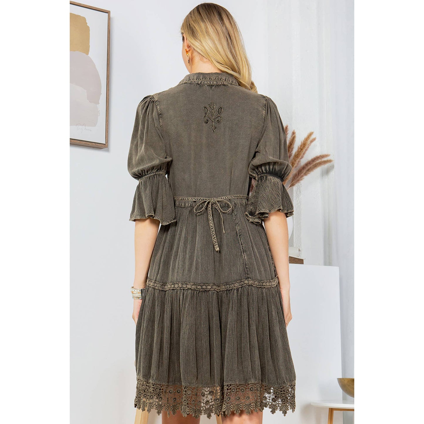 Vintage Romance: Stone-Washed Baby Doll Dress with V-Neck


: Gravel / REGULAR (S-M-L-XL 1-2-2-1)