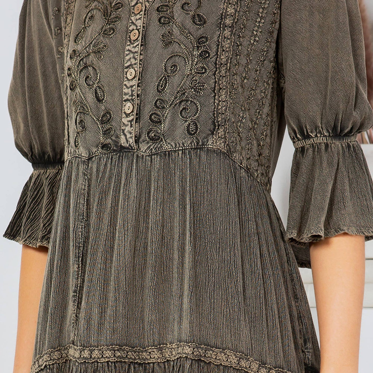 Vintage Romance: Stone-Washed Baby Doll Dress with V-Neck


: Gravel / REGULAR (S-M-L-XL 1-2-2-1)